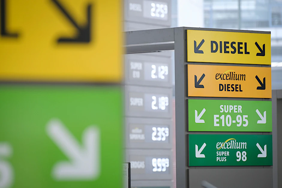 Spritpreise an einer Tankstelle: Statt eines Tankzuschusses, wie ihn Bundesfinanzminister Christian Lindner (FDP) vorgeschlagen hat, soll es jetzt ein Mobilitätsgeld geben, das nach Einkommen gestaffelt ist.