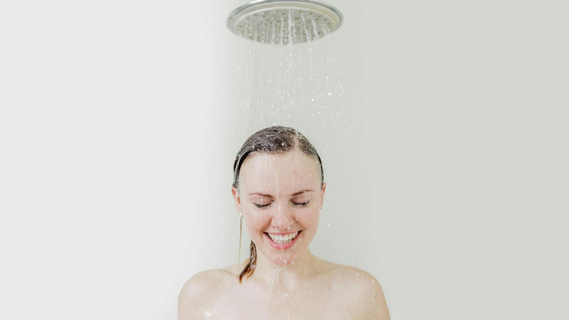 Duschen statt baden: eine von vielen Möglichkeiten, Energie zu sparen