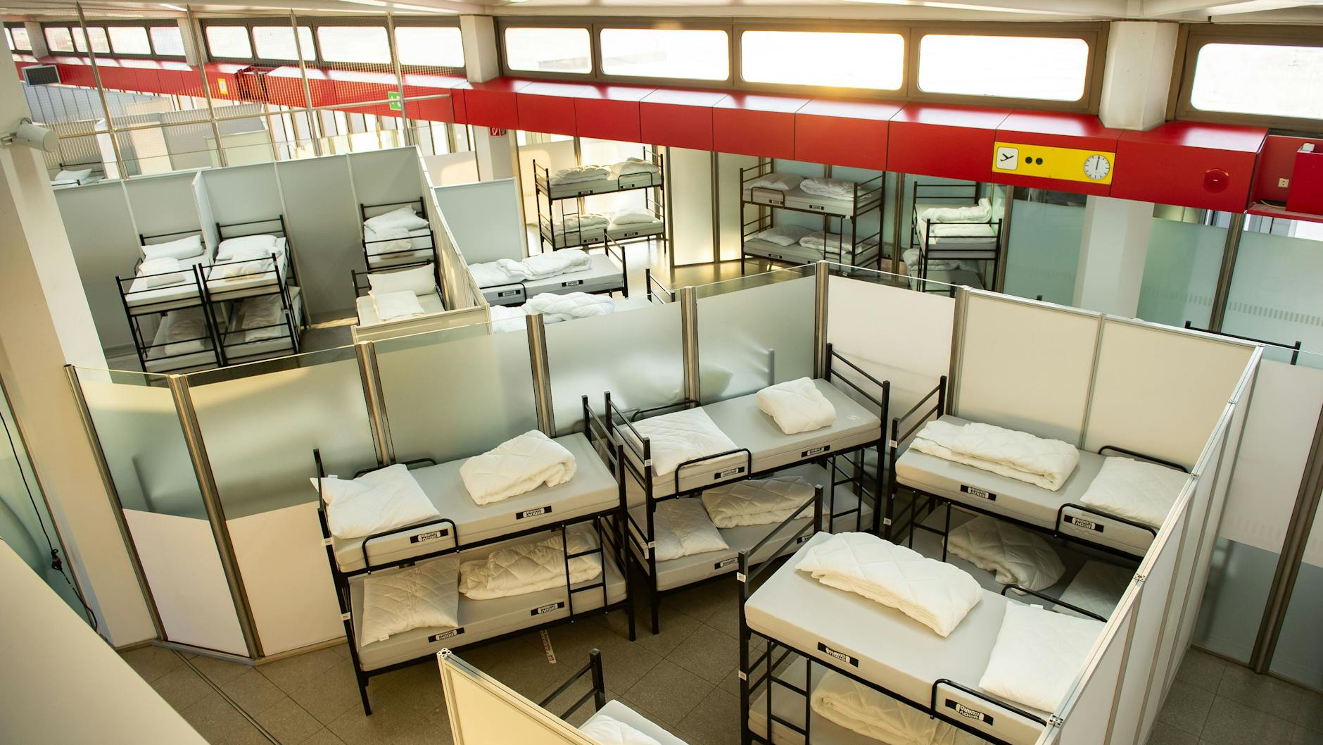 Die Betten stehen schon: Blick in einen noch unbewohnten Bereich des Ankunftszentrums für Geflüchtete auf dem Flughafen Tegel.