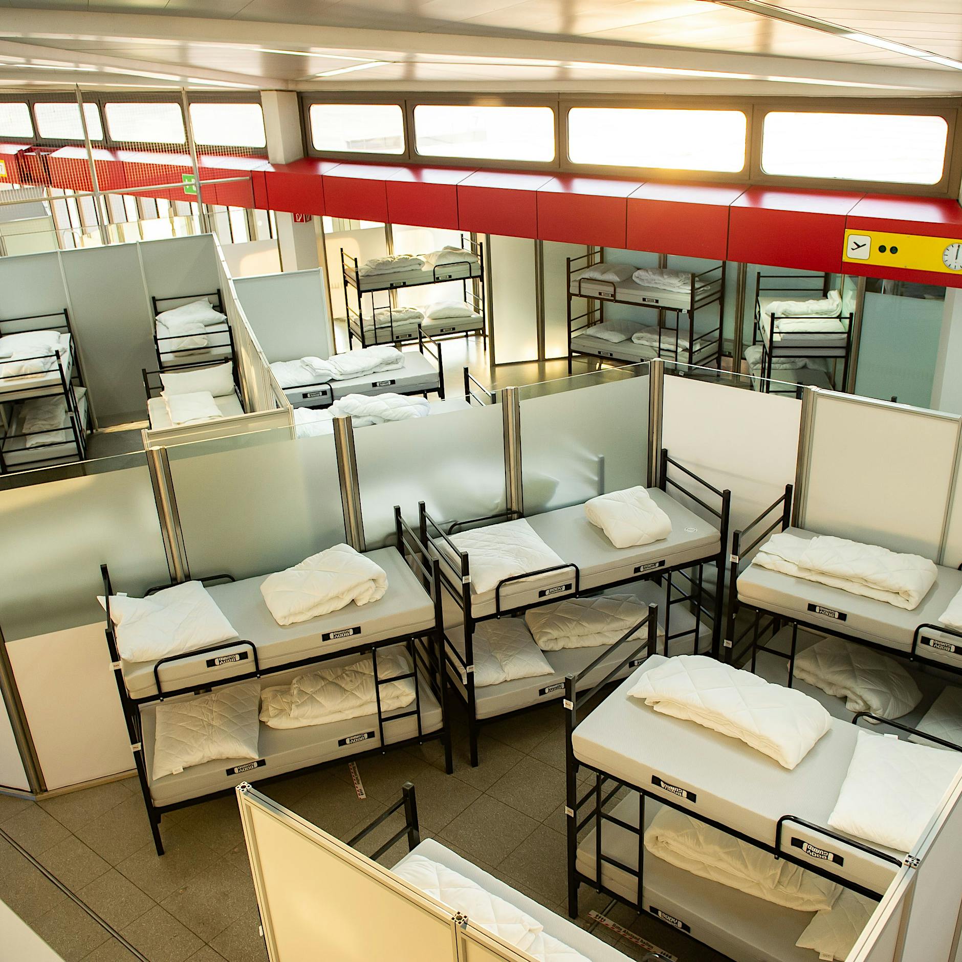 Berlin: Ankunftszentrum für Ukraine-Flüchtlinge in Tegel eröffnet