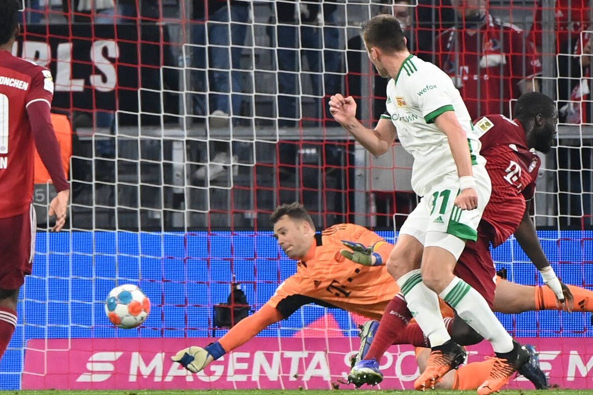 Unions dickste Chance, aber Bayern-Torwart Manuel Neuer klärt den Versuch von Robin Knoche sensationell.