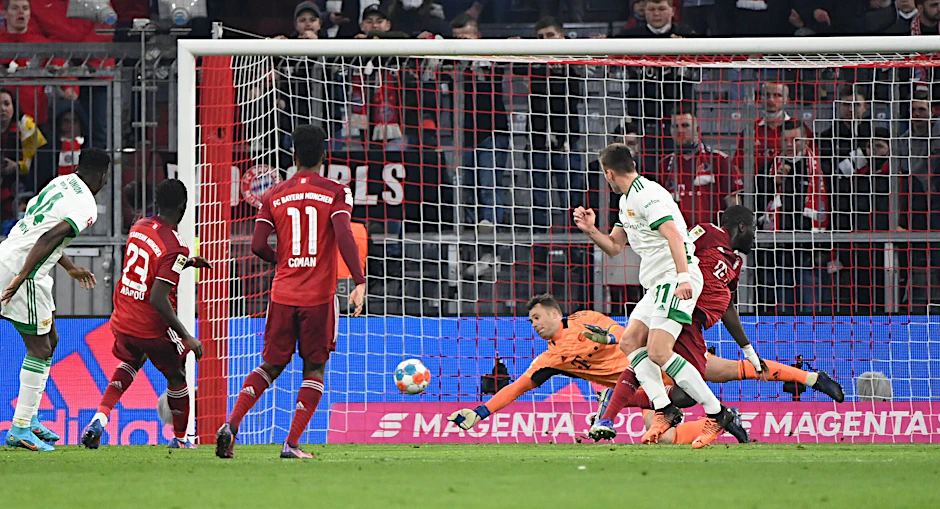 Unions dickste Chance, aber Bayern-Torwart Manuel Neuer klärt den Versuch von Robin Knoche sensationell.