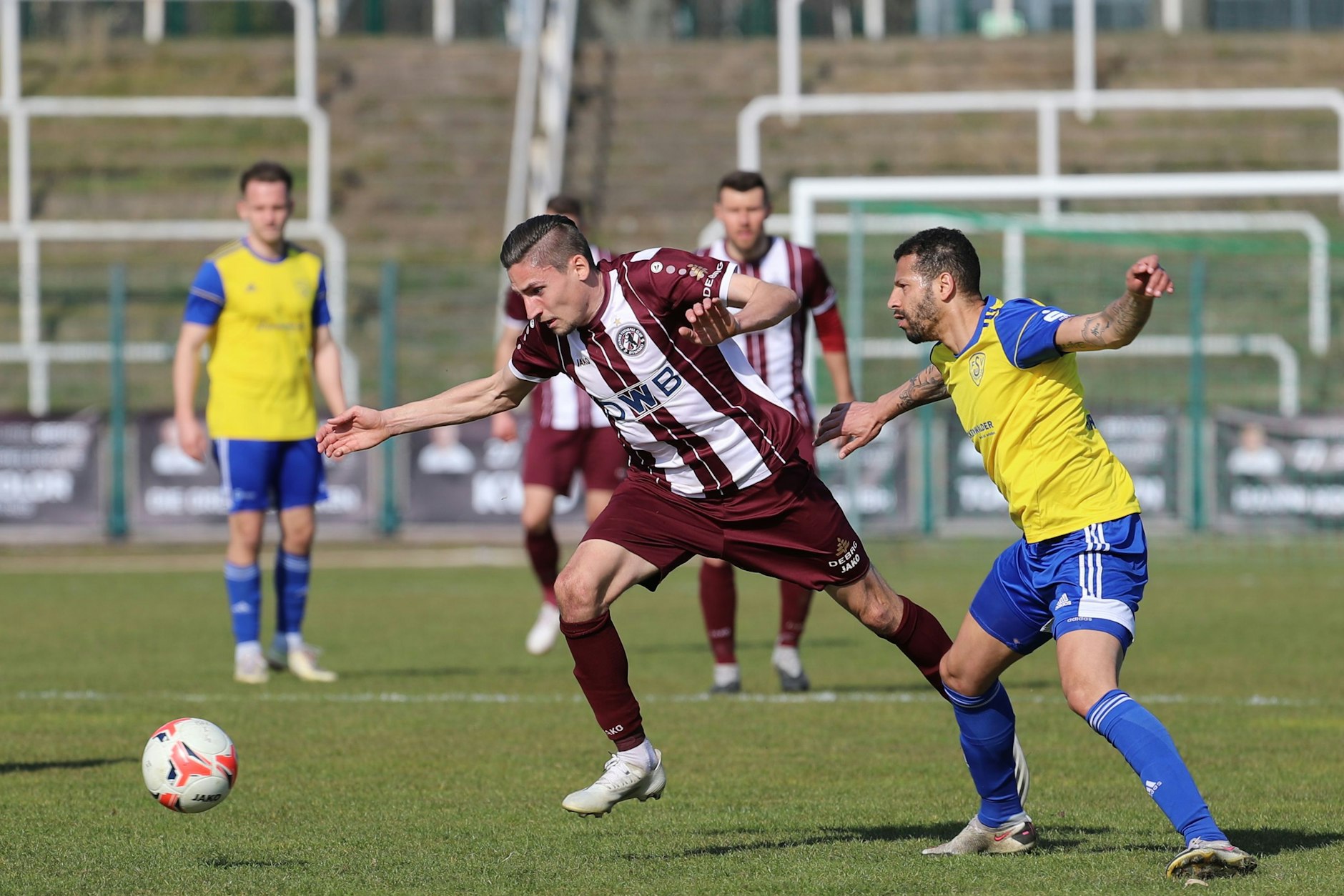 Dynamos 1:0-Schütze Alexander Siebeck lässt Luckenwaldes Tobis Francisco stehen.