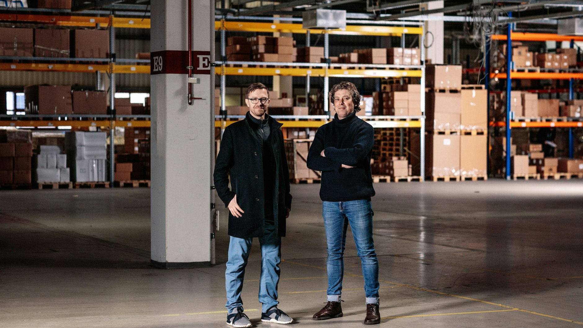 Die Wisemarkt-Gründer Christian Wegner (links) und Oliver Thiemann in ihrem Lager in Birkenwerder nahe Berlin. 25.000 Artikel haben sie bereits angekauft.