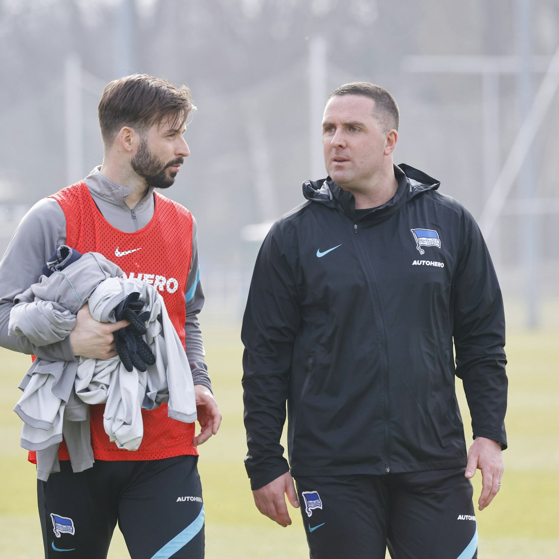 Marvin Plattenhardt (l.) und Co-Trainer Mark Fotheringham im Gespräch beim Training.