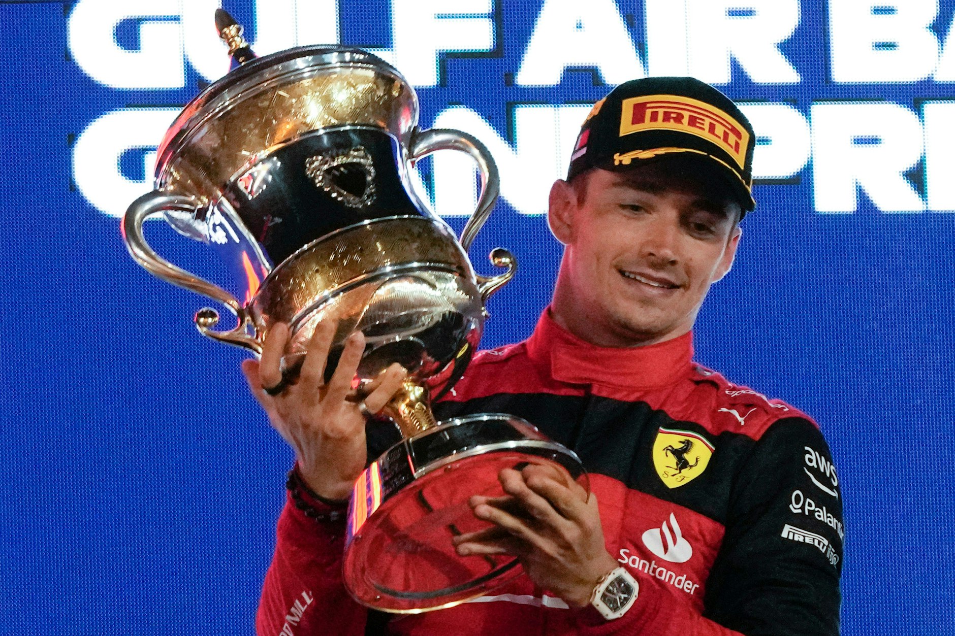 Schicker Pokal, stolzer Sieger: Charles Leclerc dominiert mit seinem Ferrari den Formel-1-Saisonauftakt in Bahrain.