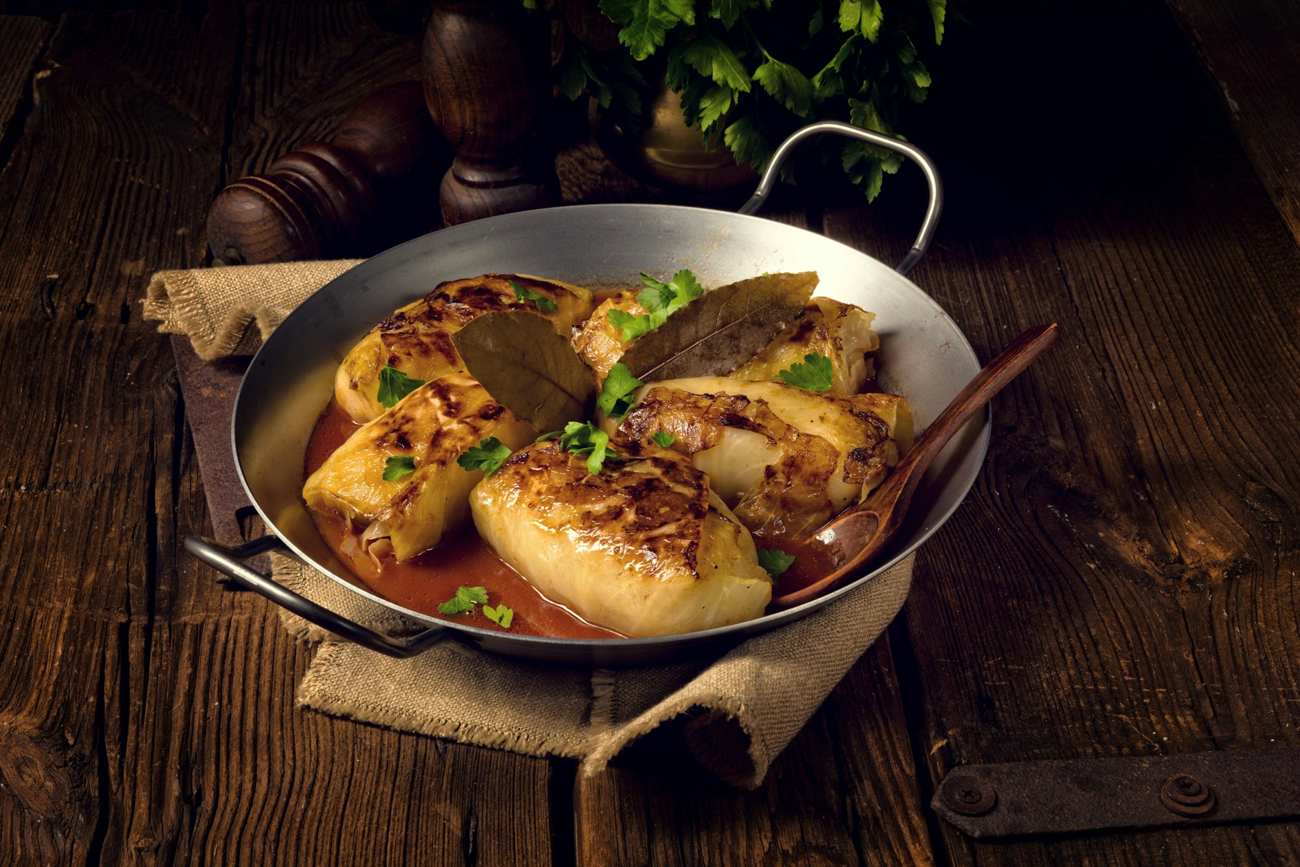 Echte Kohlrouladen machen viel Arbeit - aber es gibt auch eine Variante, die schneller geht und genauso gut schmeckt.