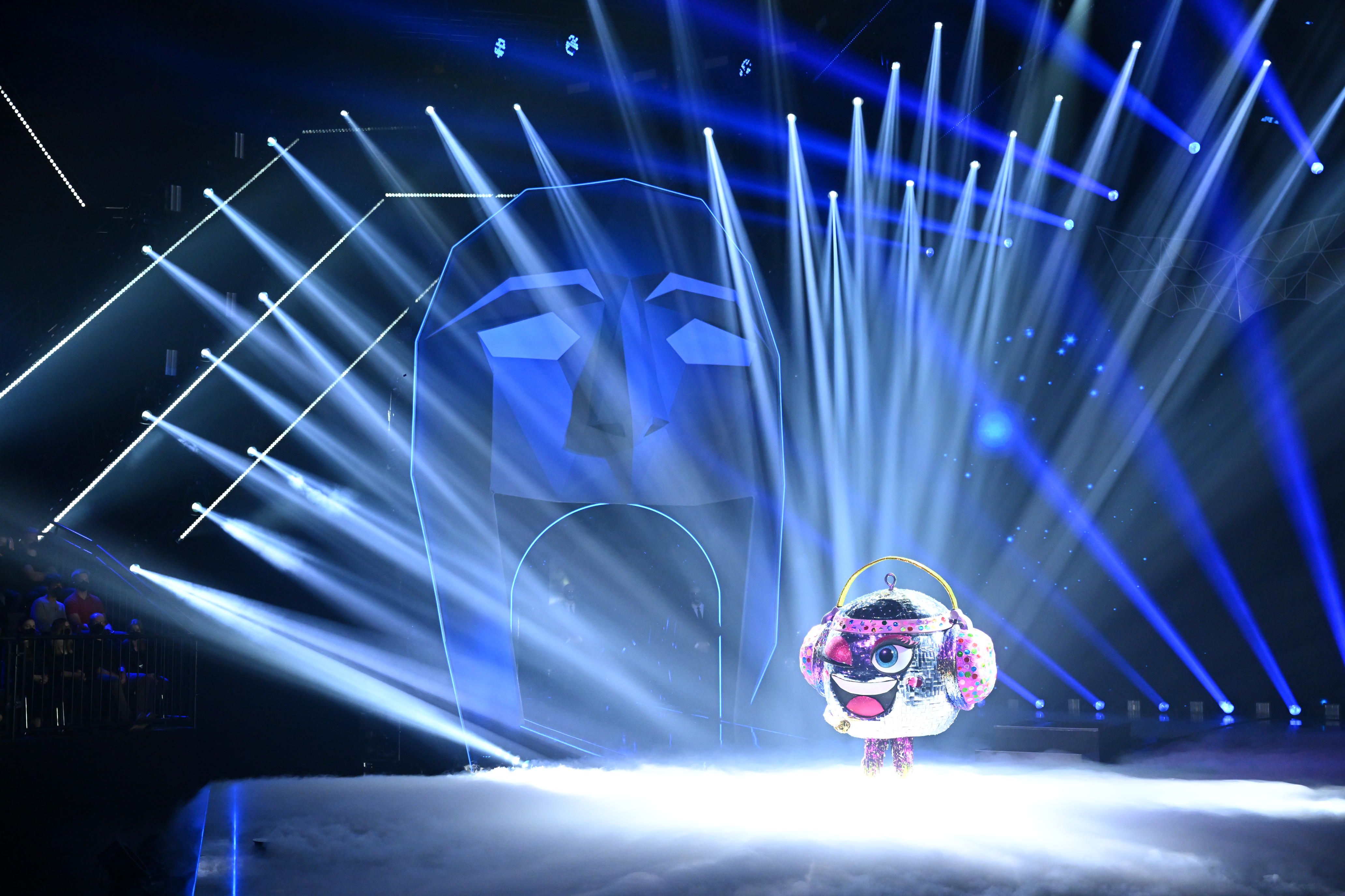 Image - Mega-Überraschung bei „The Masked Singer“: Der erste Star ist aufgeflogen! SIE steckt in der Discokugel… und DESHALB wurde sie enttarnt