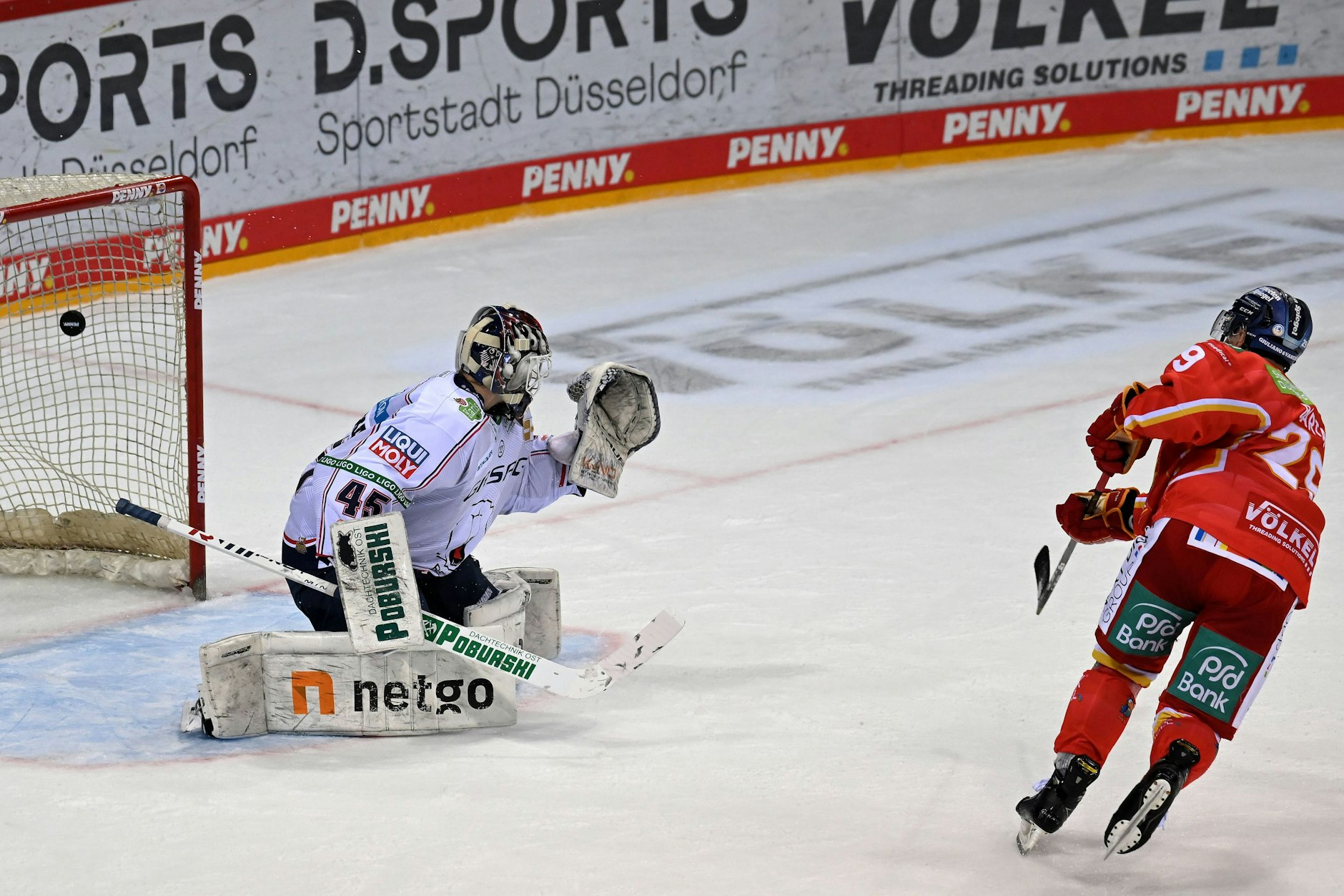Düsseldorfs Alexander Barta trifft mit seinem Penalty, damit sind die Eisbären um Torwart Tobias Ancicka besiegt.