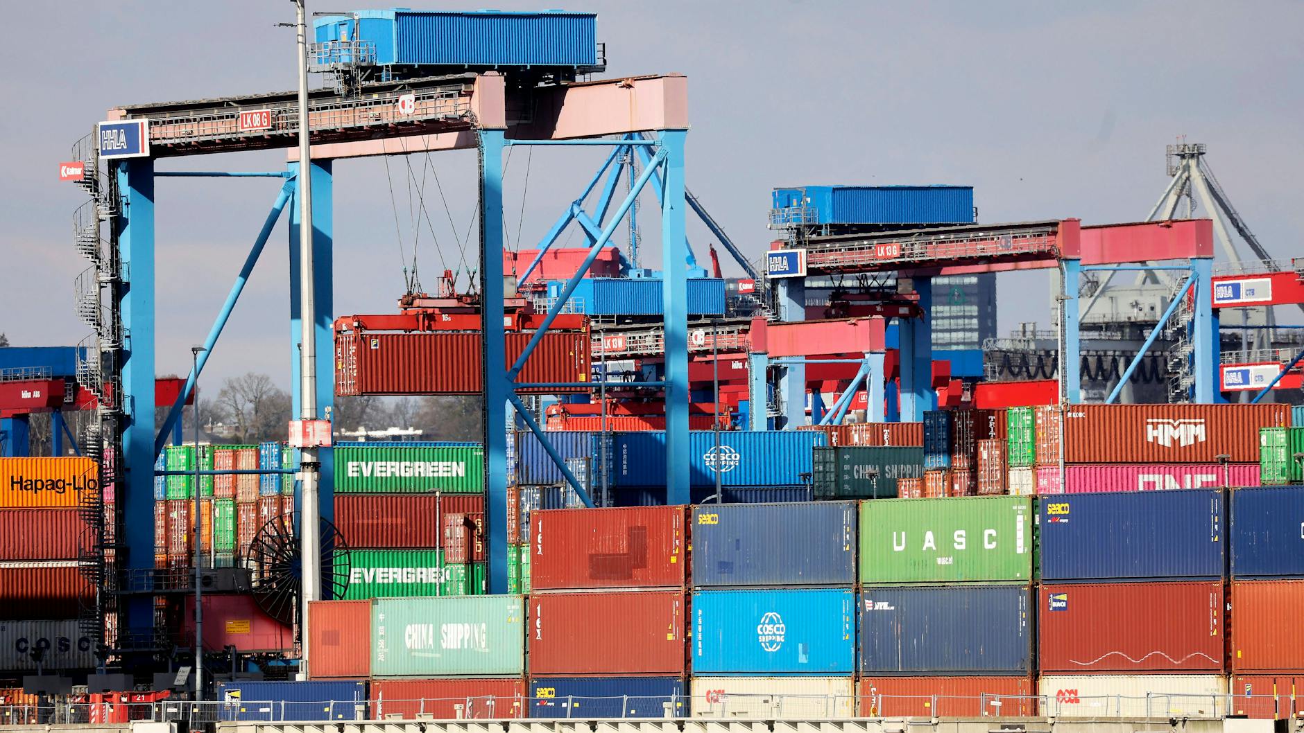 Frachtcontainer in einem Hafen (Symbolbild).