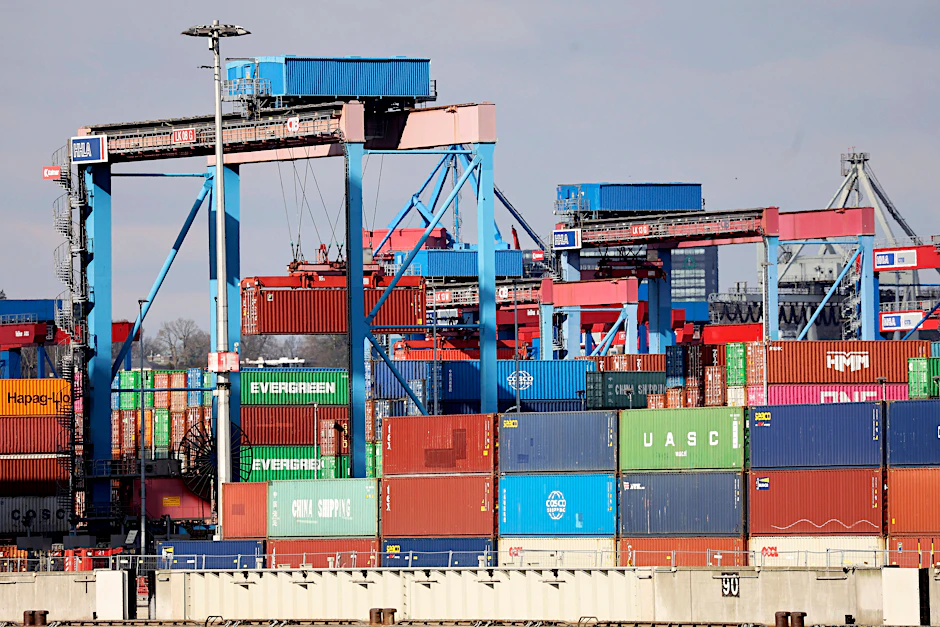 Frachtcontainer in einem Hafen (Symbolbild).