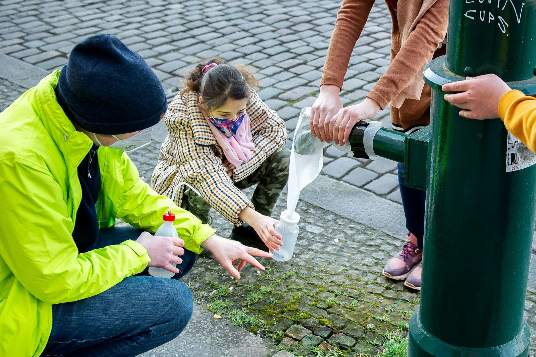 Zum Weltwassertag: Grundwasserprobe des BUND mit Grundschülern an öffentlicher Schwengelpumpe am Reichstagsufer.