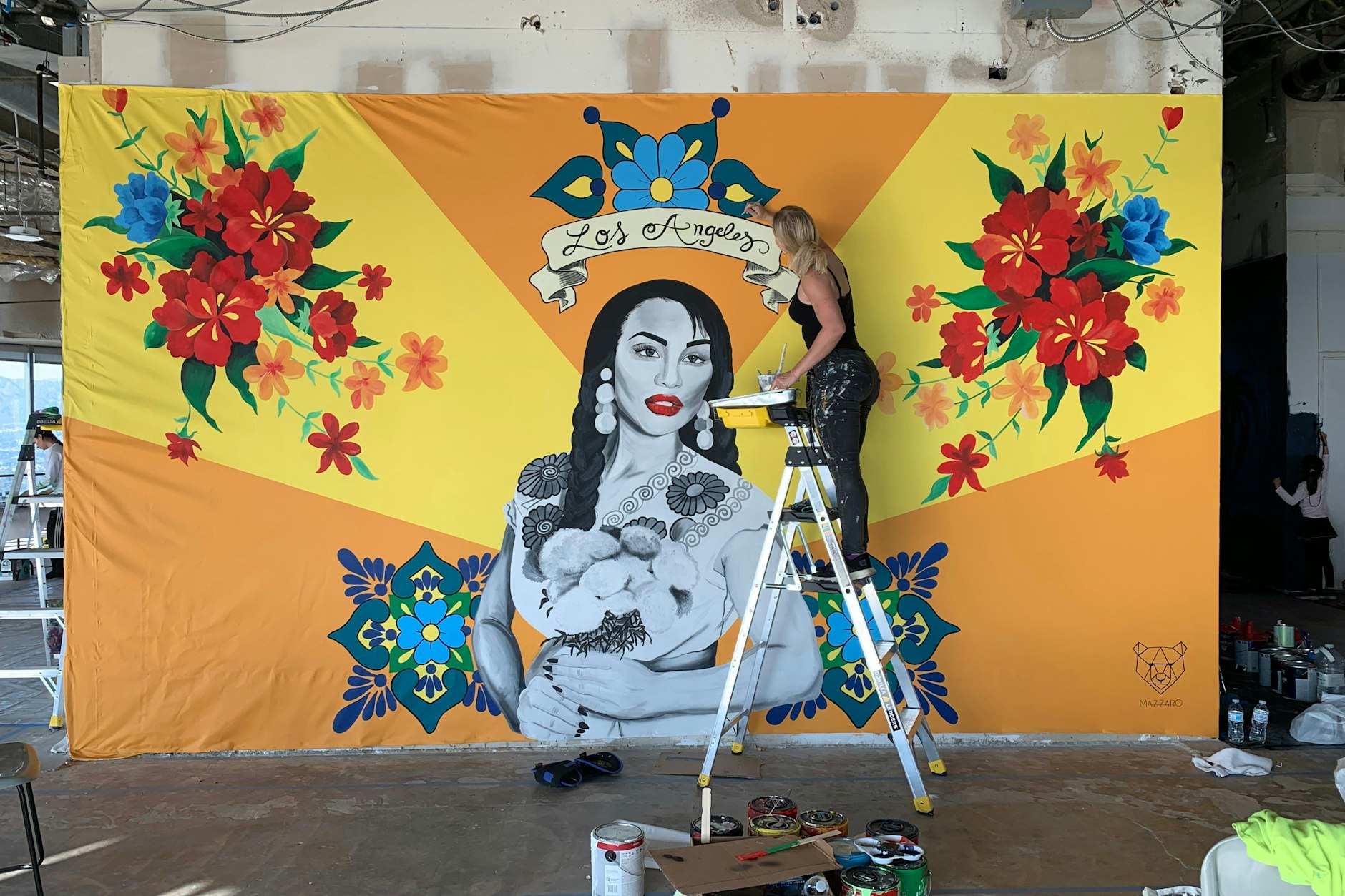 Sophie Mazzaro beim Erstellen ihres Wandbildes in dem Wolkenkratzer.