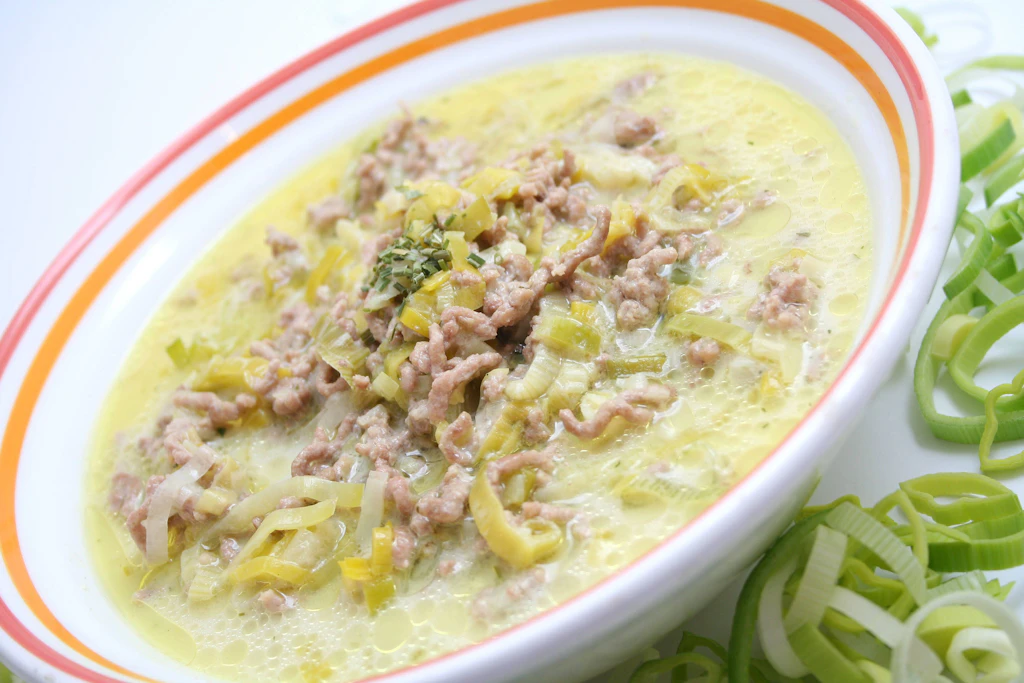 Wie damals bei Oma: Käse-Lauch-Suppe mit Hackfleisch – bei diesem Rezept läuft allen das Wasser im Mund zusammen!