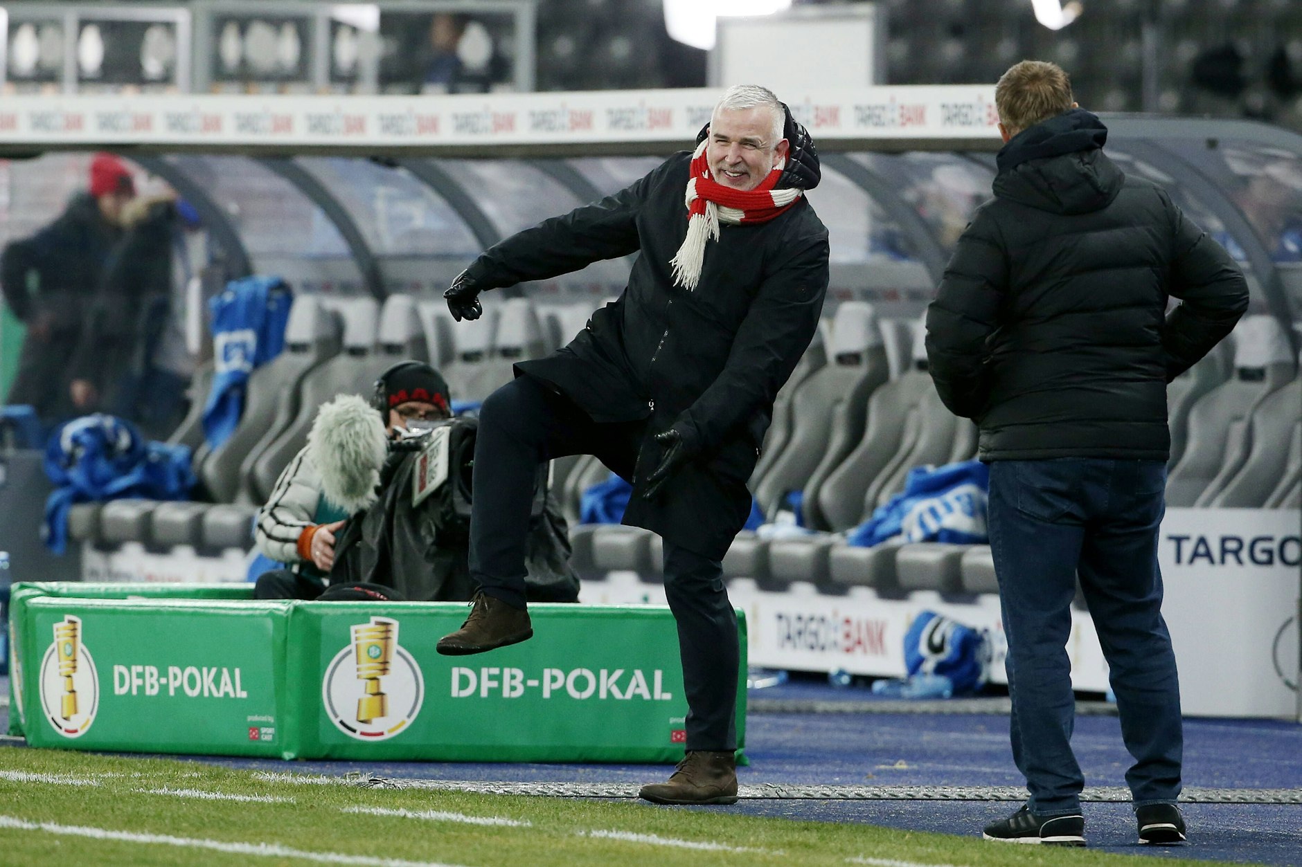 Union-Präsident Dirk Zingler freut sich nicht nur über zusätzliche Millionen-Einnahmen im DFB-Pokal.