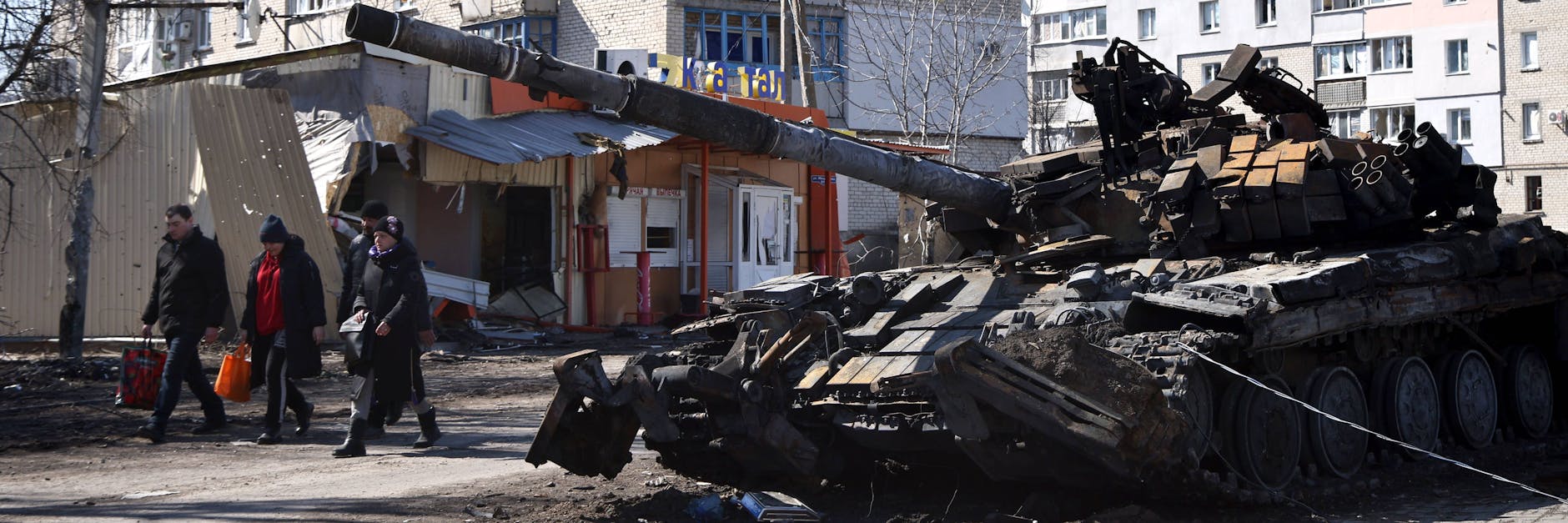 Ein zerstörter Panzer in der Stadt Wolnowacha, einem Eisenbahn-Knotenpunkt auf halbem Weg zwischen Mariupol und Donezk.