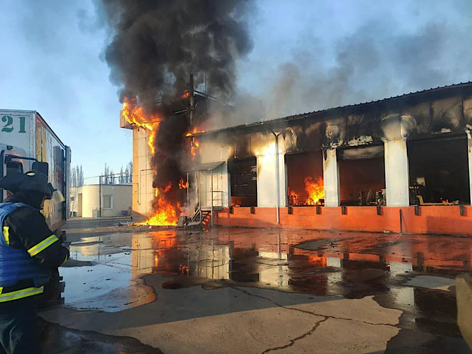 Ein offizielles Foto, dessen Bildunterschrift sagt: Feuerwehrleute löschen am 21. März 2022&nbsp; einen Brand, der in einem Lebensmittel-Lagerhaus in Severodonetsk in der Region Luhansk nach einem russischen Angriff ausgebrochen ist.