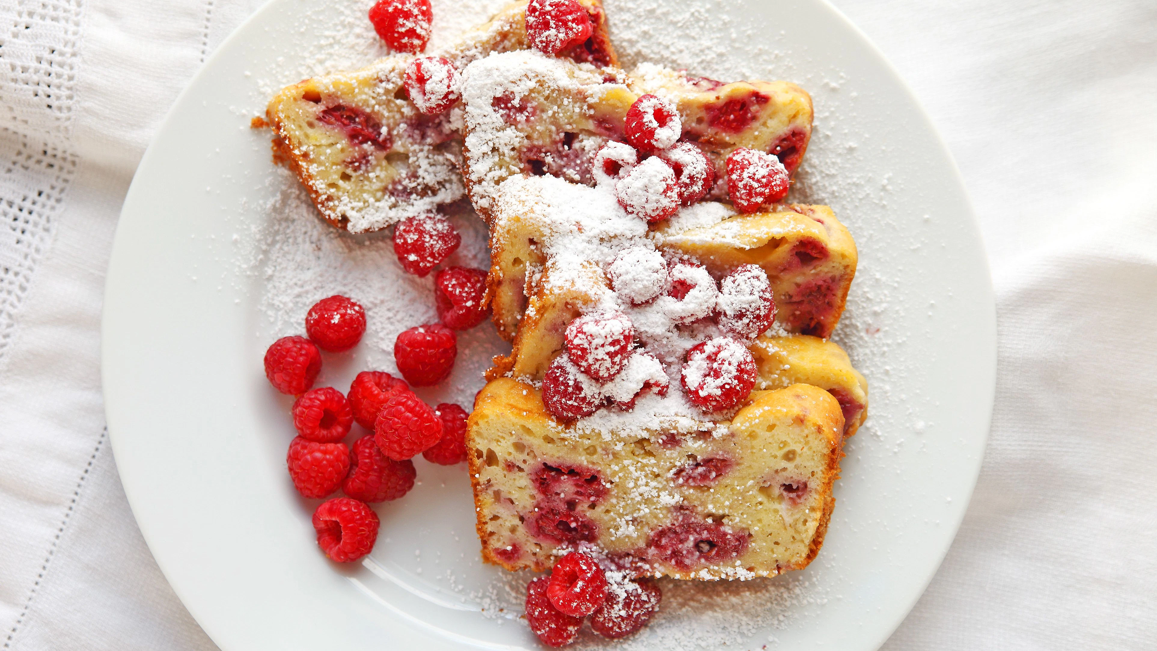 Für den Kuchen können Sie frische oder tiefgefrorene Himbeeren benutzen. 