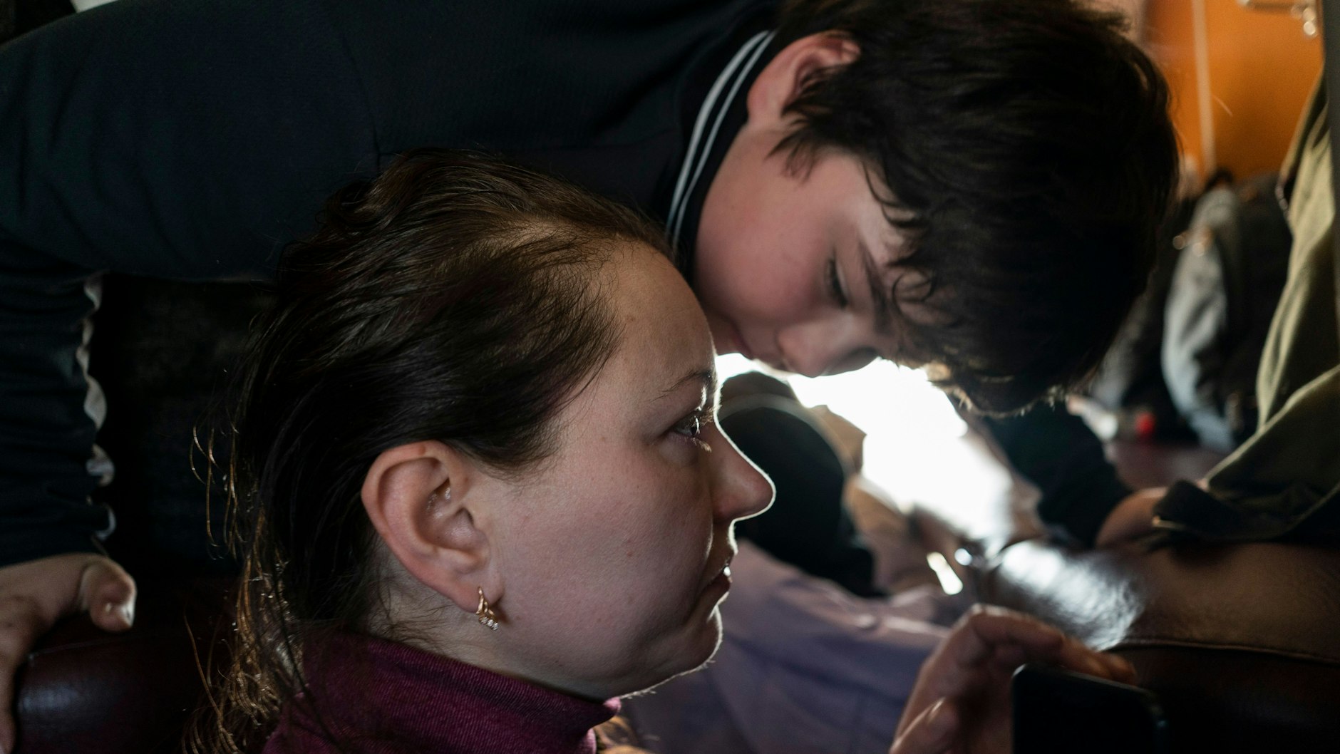 Marina Galla und ihr Sohn, der sie in der Eisenbahn tröstet.
