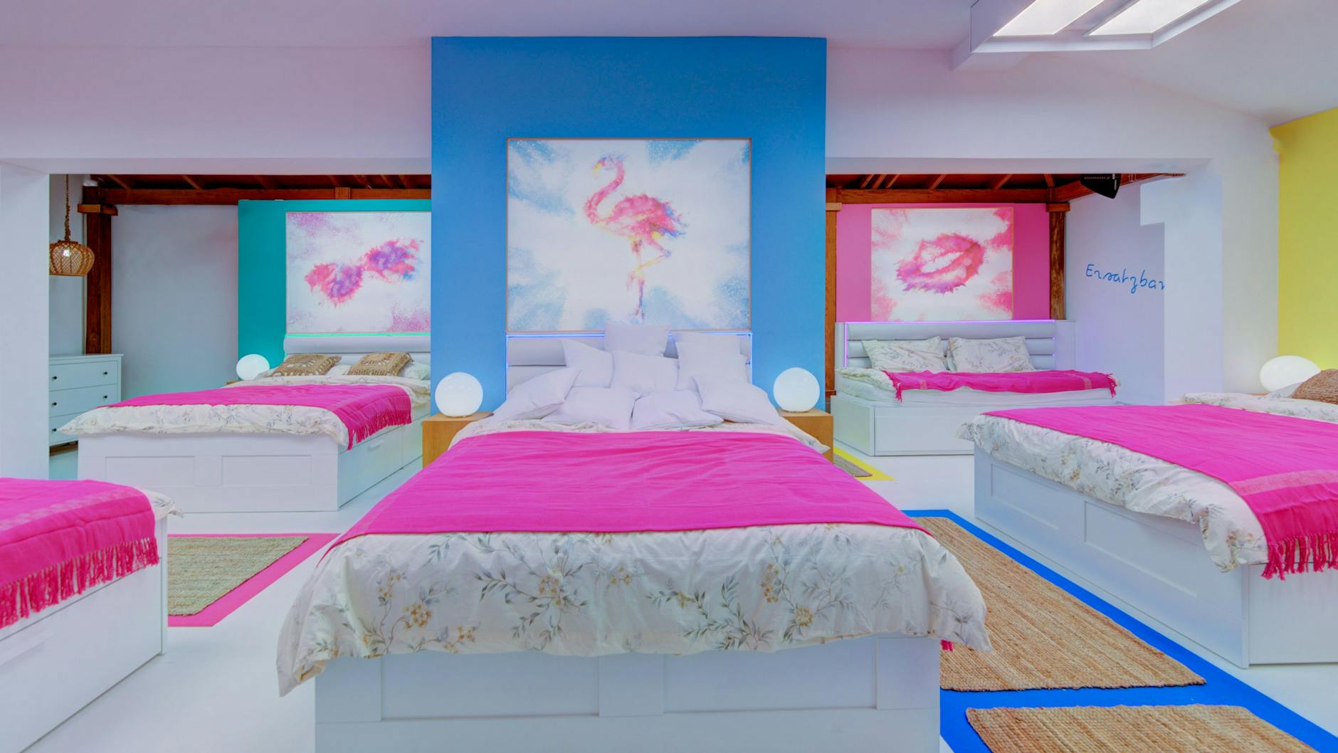 Das Schlafzimmer bei „Love Island“ in der typischen Einrichtung.