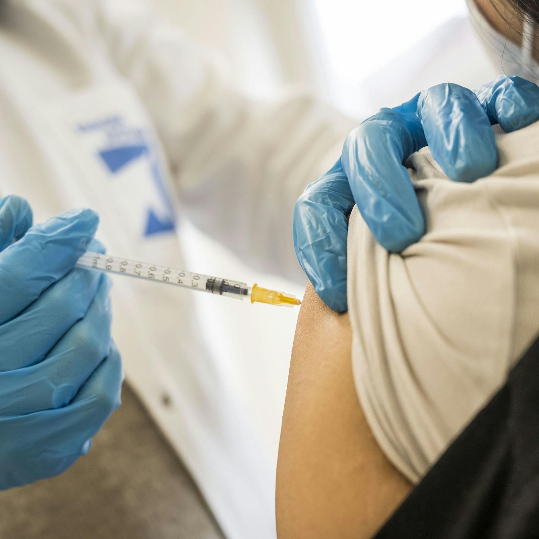 Unfassbarer Grund! Krankenkassen: Corona-Impfpflicht nicht umsetzbar – Aus Papiermangel