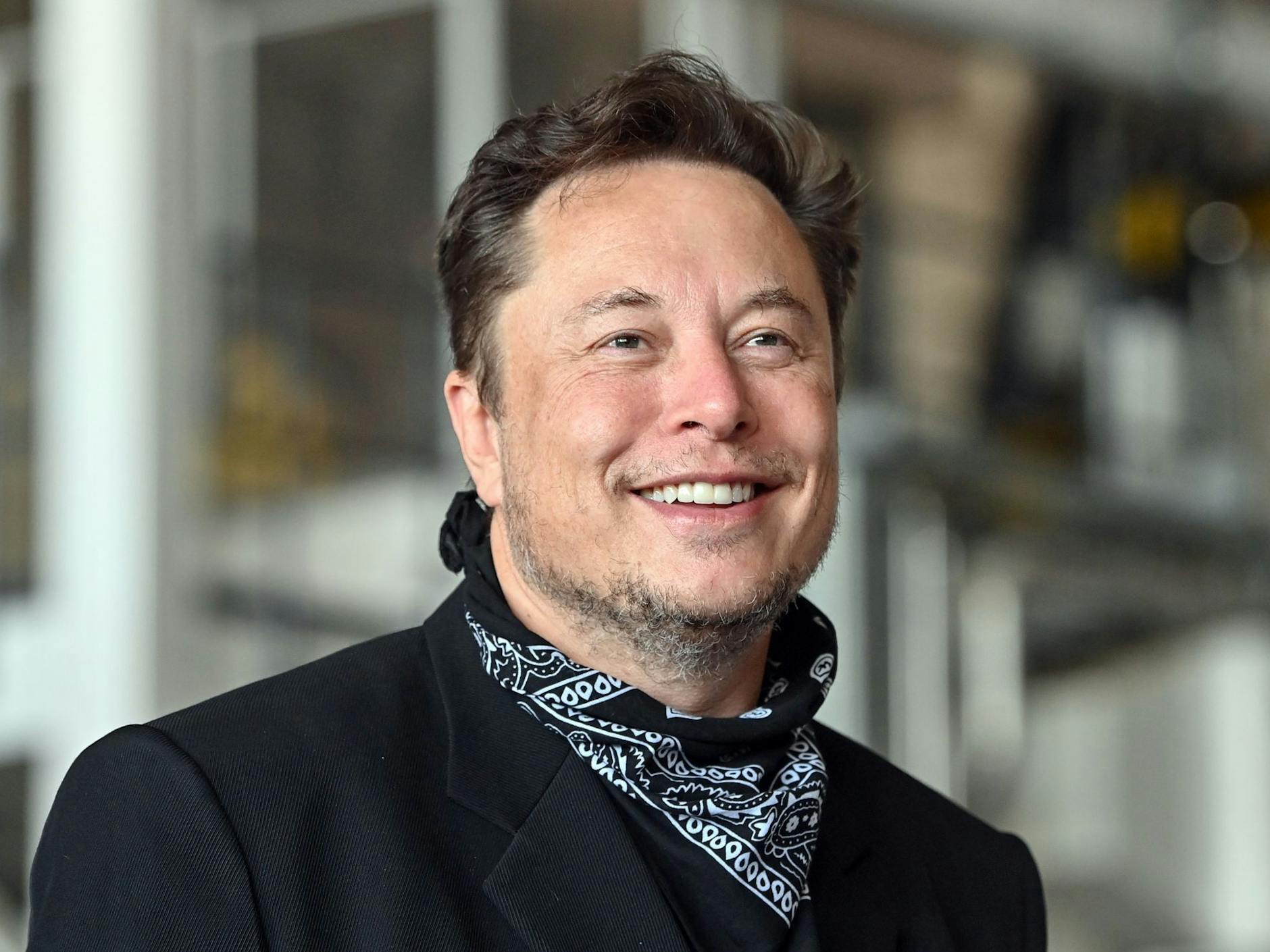 Nicht immer nett: Elon Musk lacht alle Bedenken gegen seine Gigafactory weg.