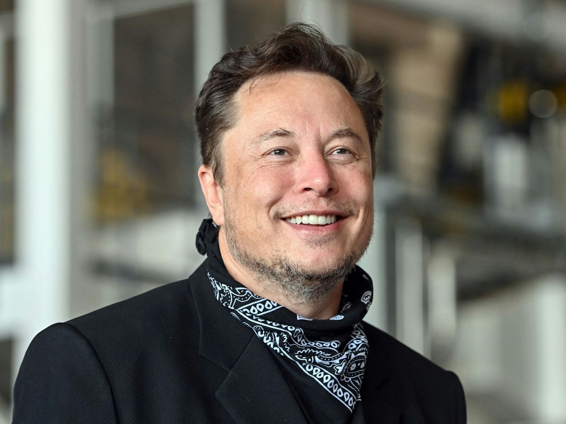 Nicht immer nett: Elon Musk lacht alle Bedenken gegen seine Gigafactory weg.