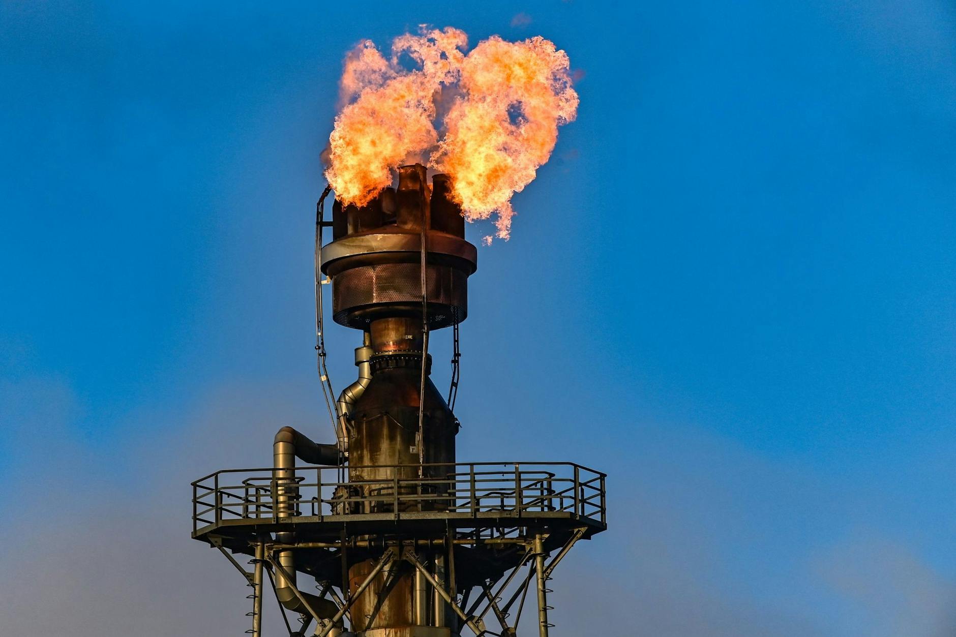 Gas wird in der Rohölverarbeitungsanlage einer Ölraffinerie verbrannt. Kasachstan will Deutschland das Fünffache an Öl zukommen lassen.