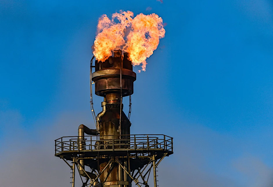 Gas wird in der Rohölverarbeitungsanlage einer Ölraffinerie verbrannt. Kasachstan will Deutschland das Fünffache an Öl zukommen lassen.