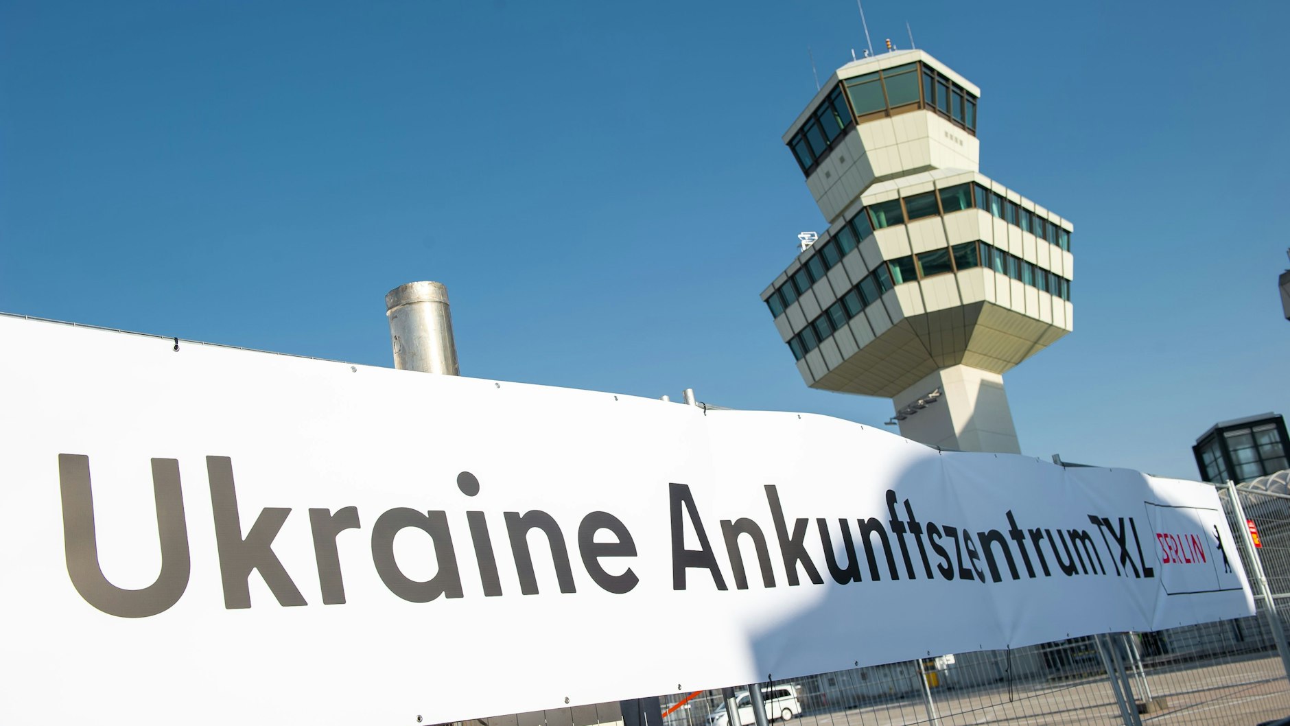 Am Sonntag wurde das Ankunftszentrum für Flüchtlinge am Flughafen Tegel eröffnet.
