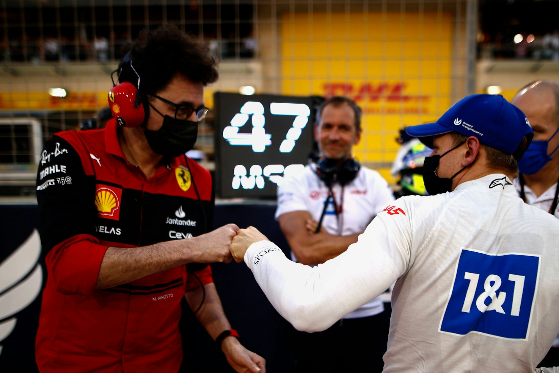 Immerhin, Kontakt hatten sie in Bahrain, um einen Vertrag ging es da aber nicht: Ferrari-Teamchef Mattia Binotto und Mick Schumacher.