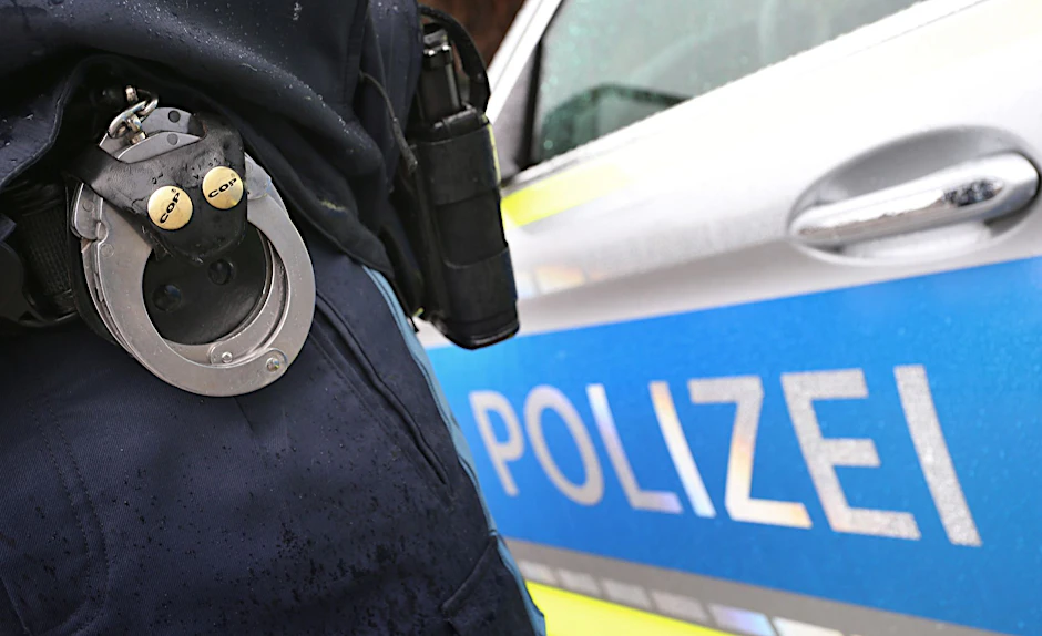 Die Polizei im Einsatz: In Friedrichshain hat ein 25-Jähriger im Jugendamt randaliert und Polizisten verletzt.