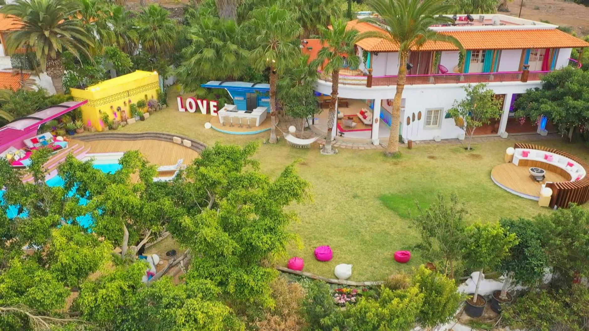 Die neue Love Island-Villa mit einem großen, offenen Garten.