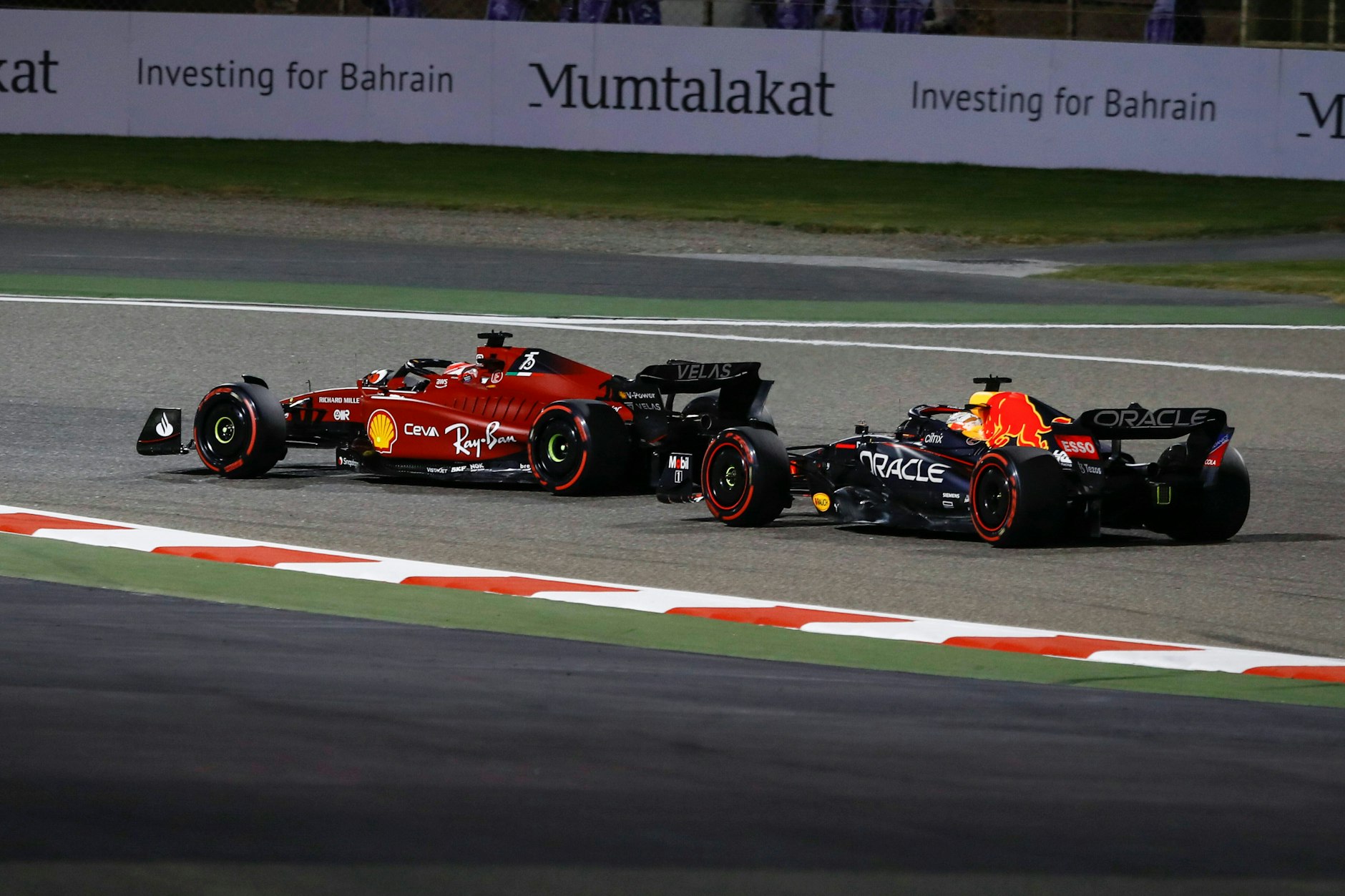 Charles Leclerc behauptete sich in seinem Ferrari gegen die Attacken von Weltmeister Max Verstappen im Red Bull.