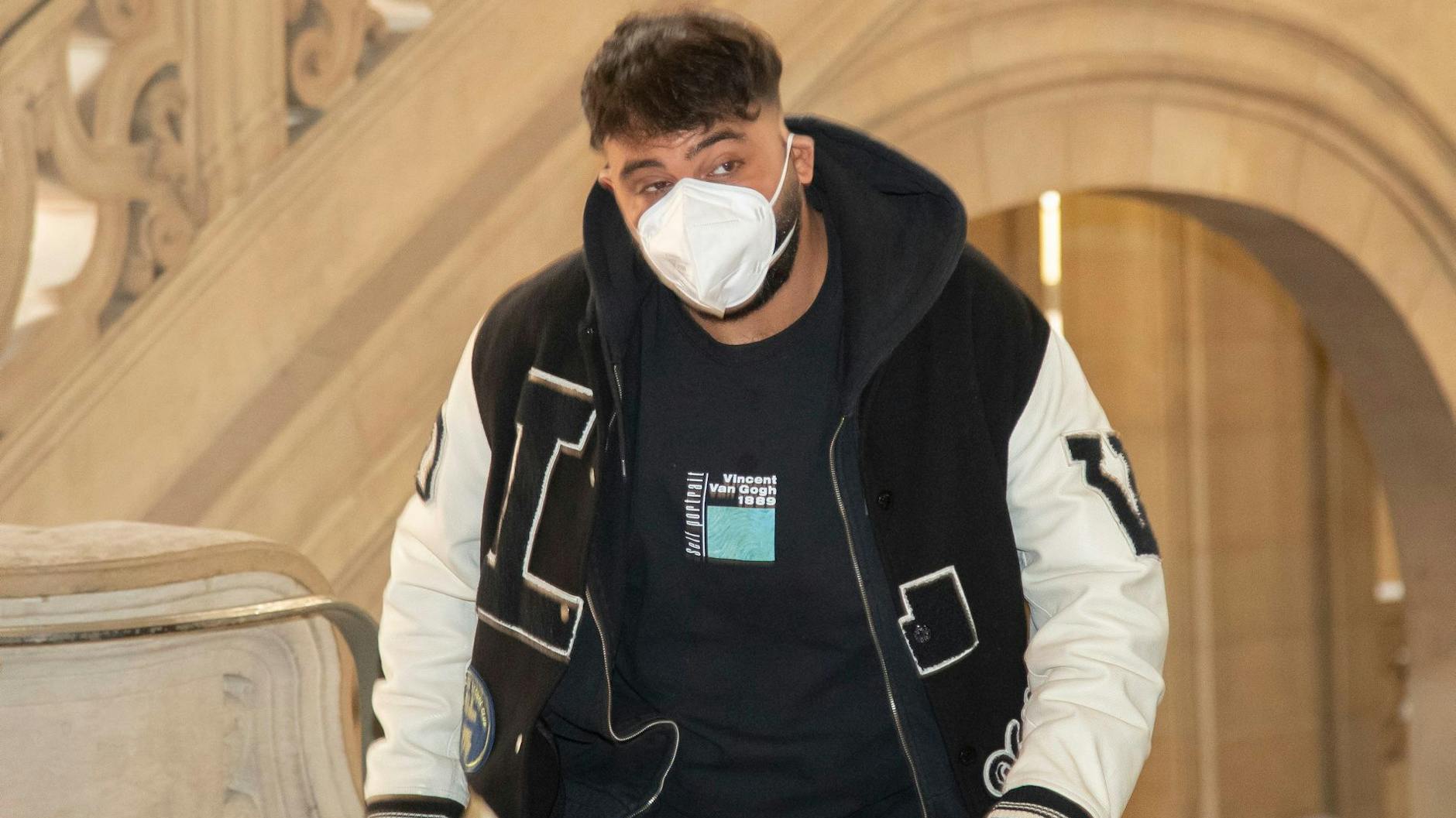 Rapper Samra, mit bürgerlichem Namen Hussein Akkouche, betritt das Berliner Landgericht (Archivfoto).