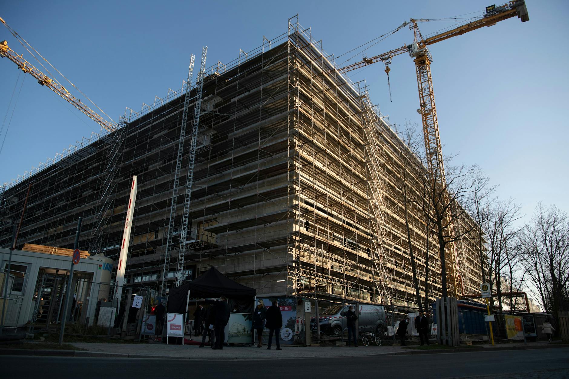 Zeitlich im Plan war das Richtfest einer Erweiterung des Klinikums Neukölln Anfang März. Losgegangen war der Bau aber um Jahre verspätet.