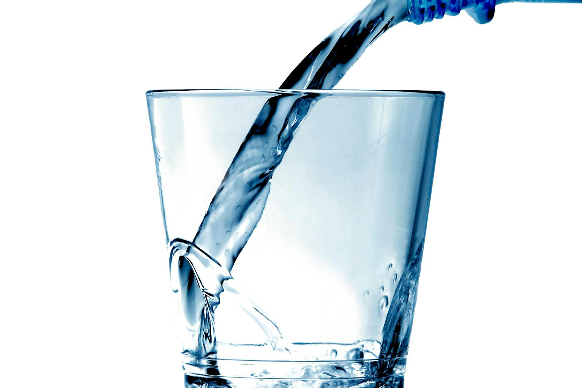 Wasser trinken hilft – auch gegen dauernden Hunger.