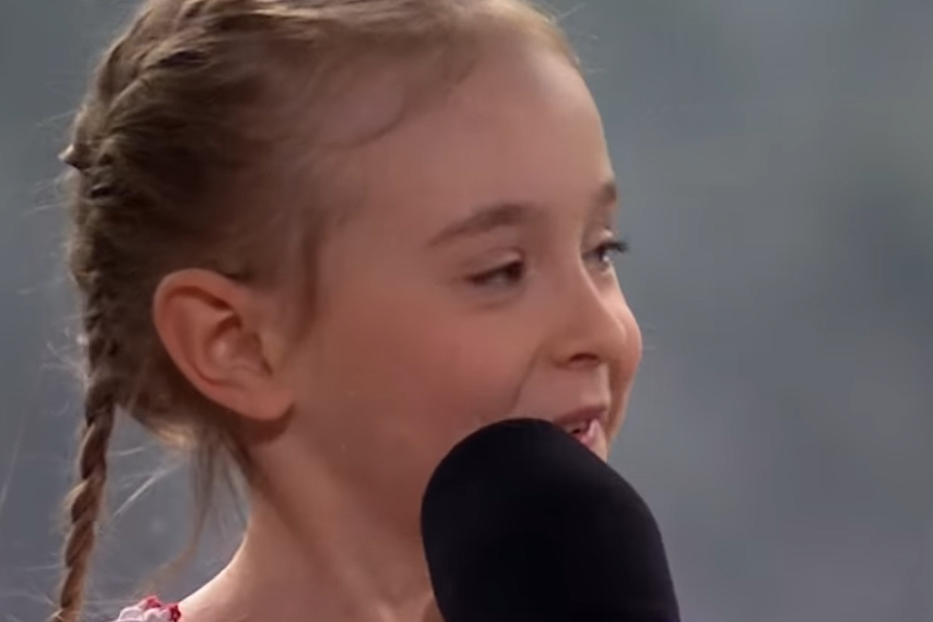 Die siebenjährige Amelia sang jetzt bei einer Wohntätigkeitsveranstaltung vor Tausenden.