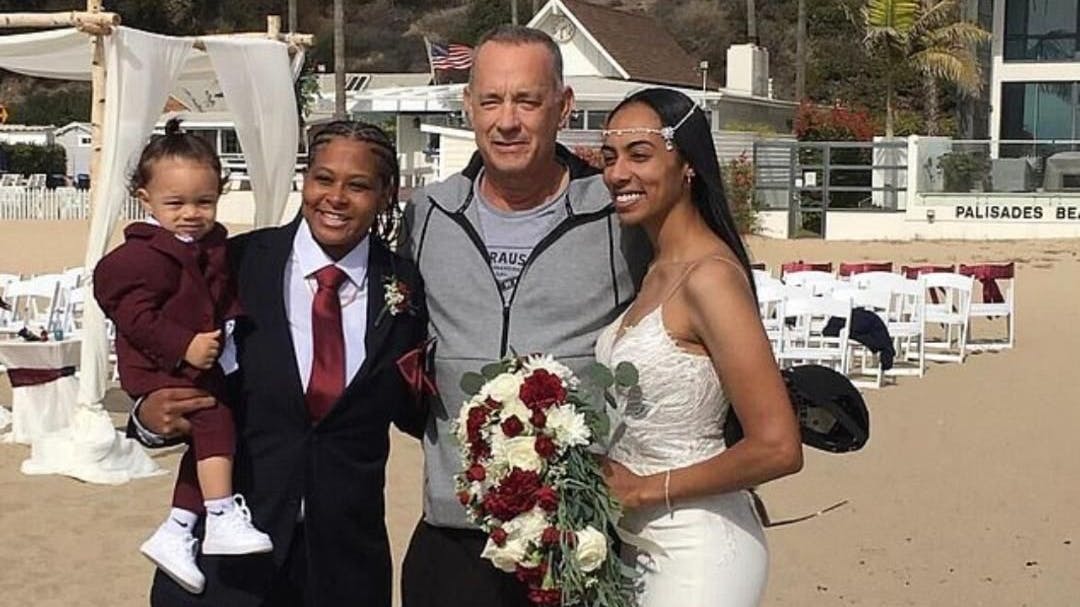 Diciembre im weißen Brautkleid und Tashia im Anzug bei ihrer Hochzeit mit Überraschungsgast Tom Hanks.