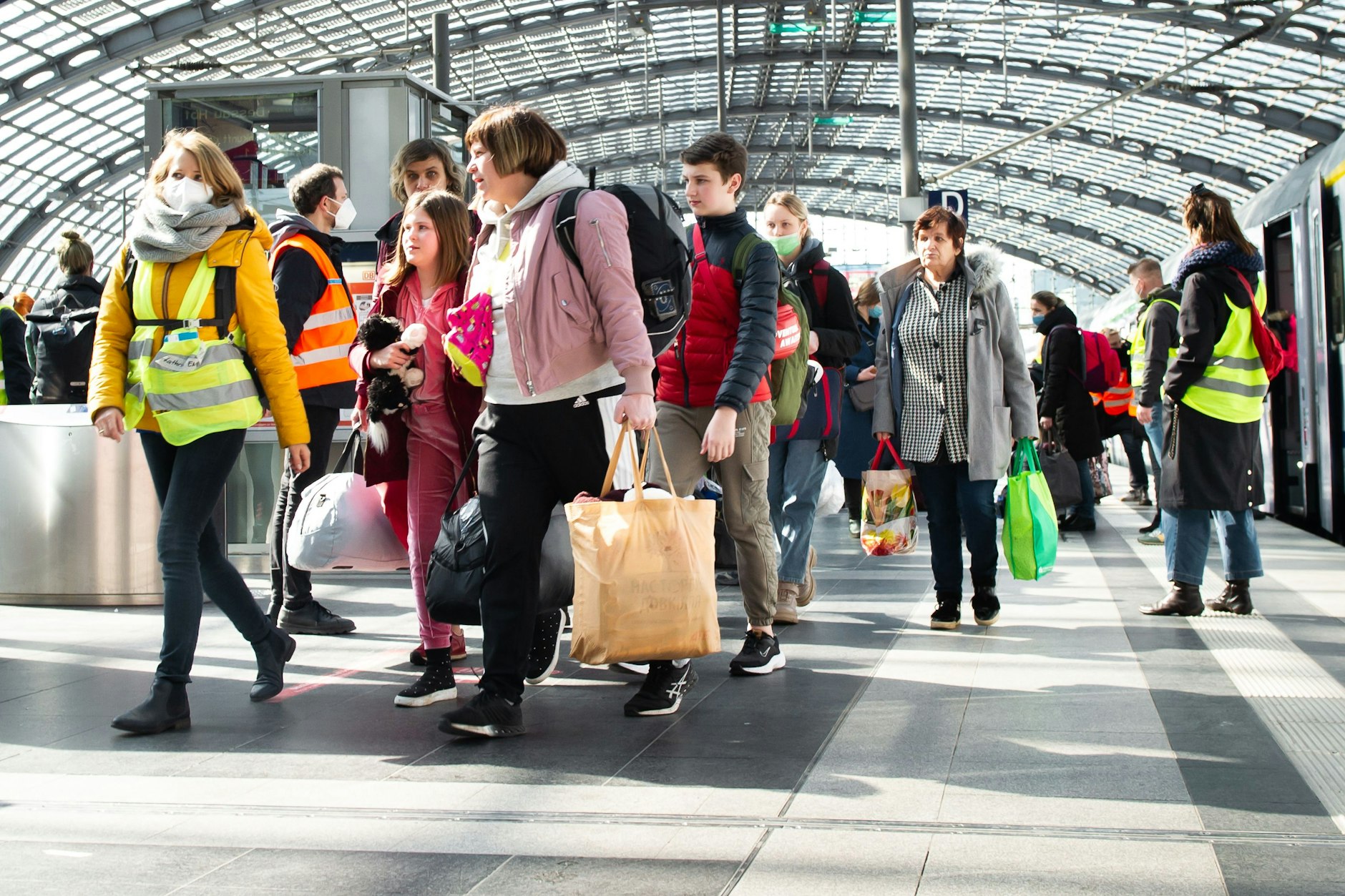 Flüchtlinge aus der Ukraine kommen am Berliner Hauptbahnhof an.