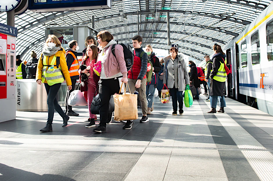Flüchtlinge aus der Ukraine kommen am Berliner Hauptbahnhof an.