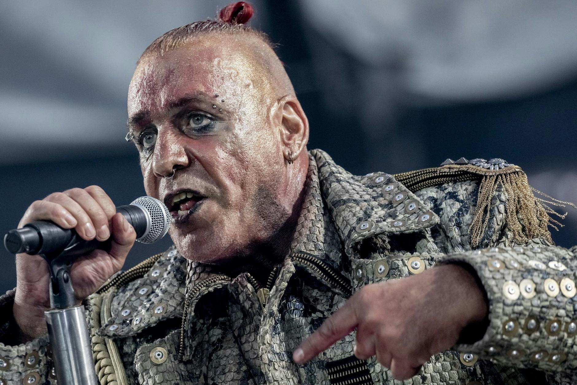Till Lindemann, Frontsänger von Rammstein, beim Konzert der Band im Olympiastadion.