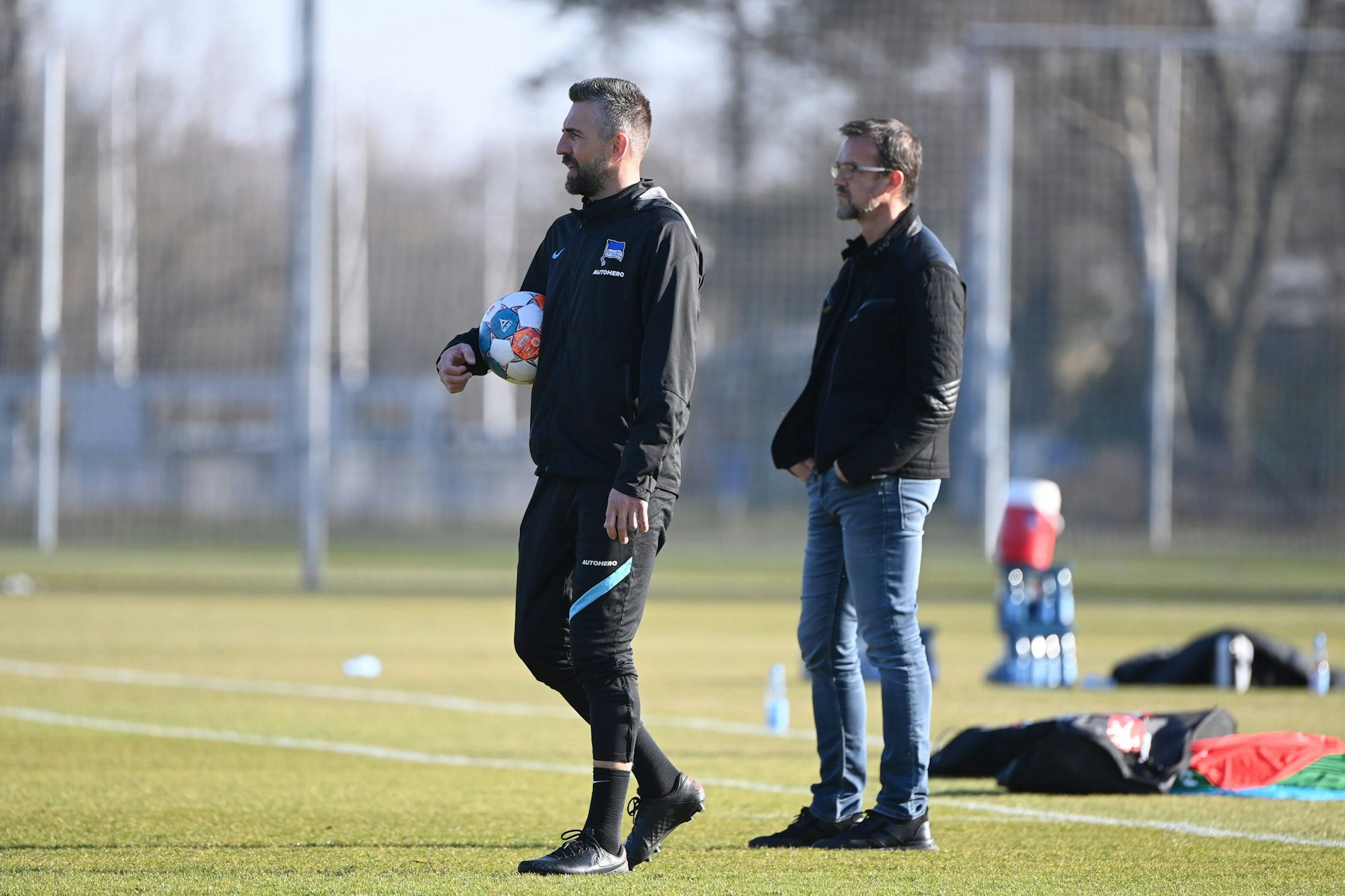 Plötzlich Chefcoach: Vedad Ibisevic (37) leitete am Dienstag das Hertha-Training unter den Augen von Sportchef Fredi Bobic (r.).