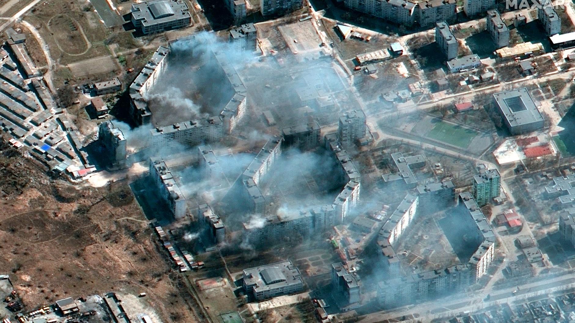 Dieses Satellitenfoto von Maxar Technologies zeigt brennende Wohnhäuser im Nordosten der ukrainischen Stadt Mariupol am 19.3. 2022.