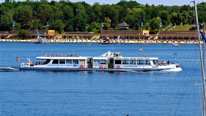 Der Wannsee und das beliebte Wannseestrandbad im Hintergrund: "Pack die Badehose ein ..."