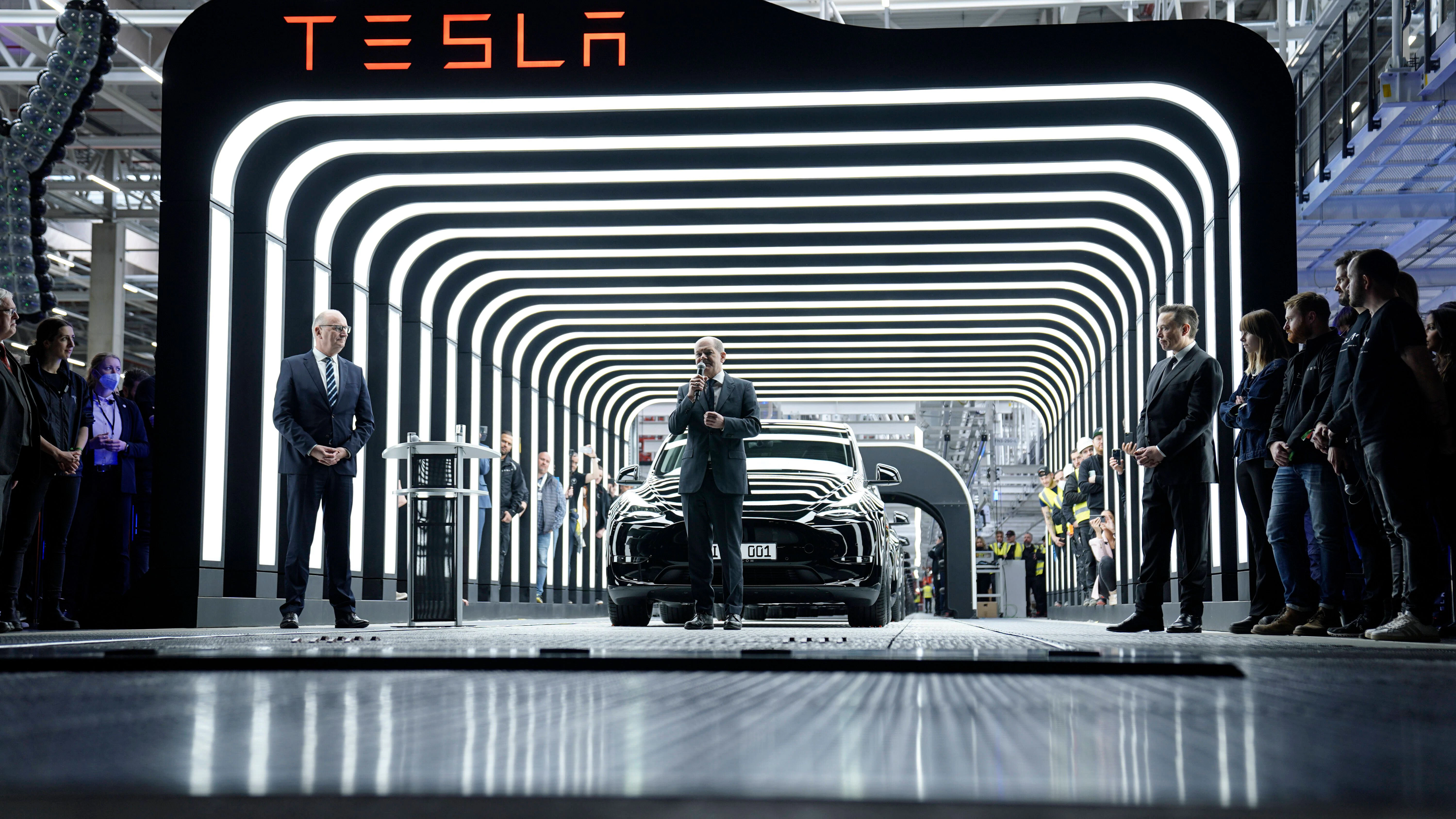 12.500 Mitarbeiter sollen in Grünheide 500.000 Teslas im Jahr herstellen. Im Bild: Brandenburgs Ministerpräsident Woidke (l.), Bundeskanzler Scholz (M.) und Tesla-Chef Musk (r.).