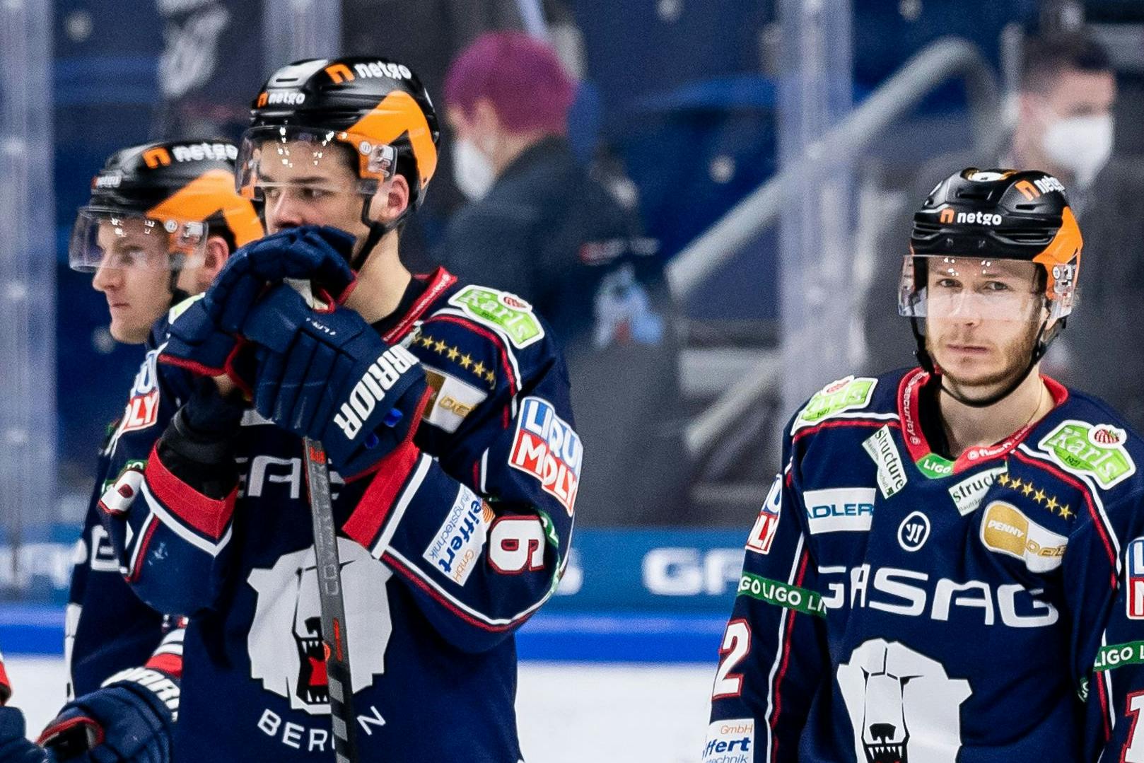 Den Eisbären (v. l.) Manuel Wiederer, Kai Wissmann und Eric Mik ist die Enttäuschung nach der Pleite gegen Ingolstadt ins Gesicht geschrieben.