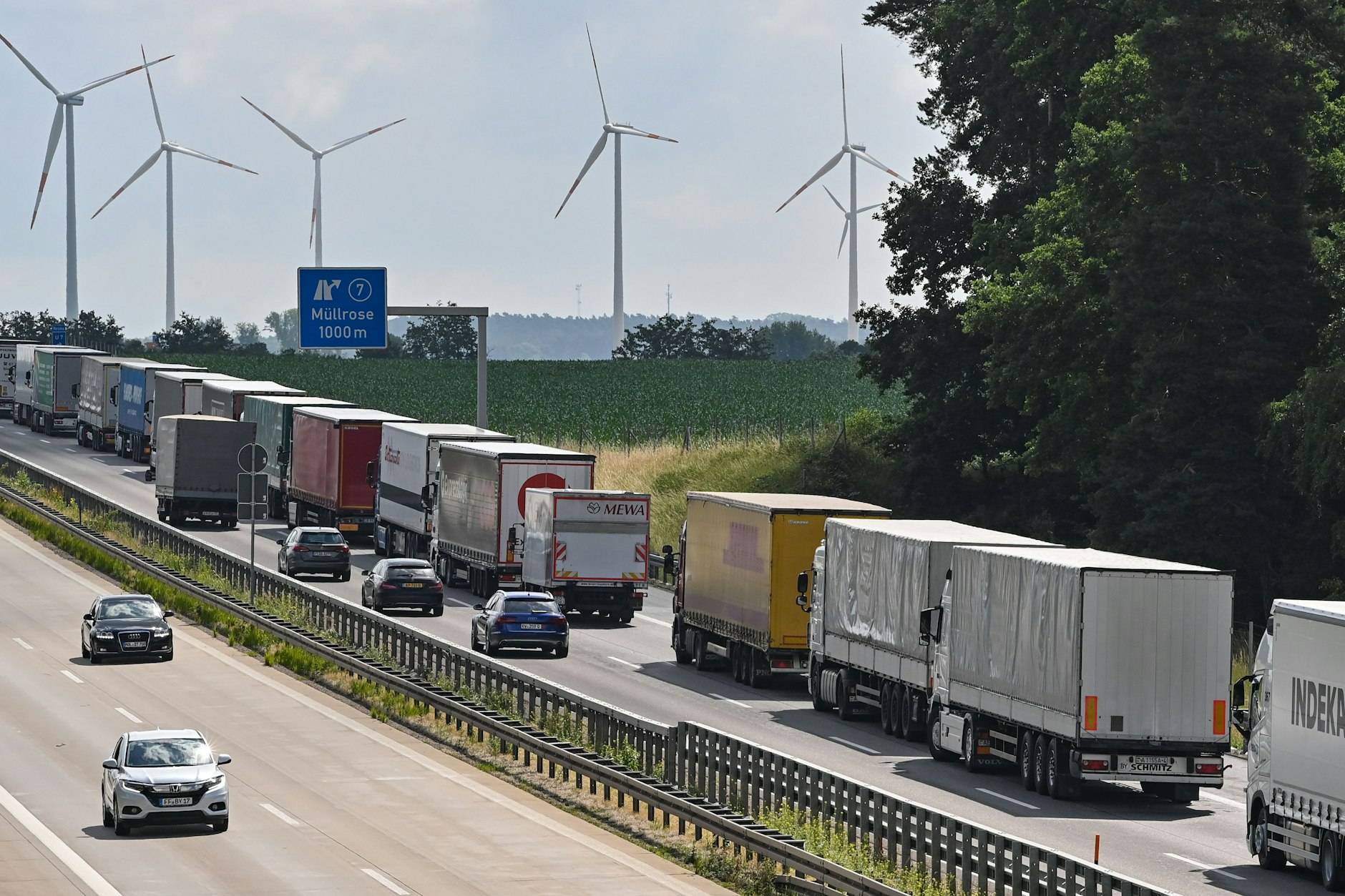 Lkw auf der Autobahn (Symbolbild)