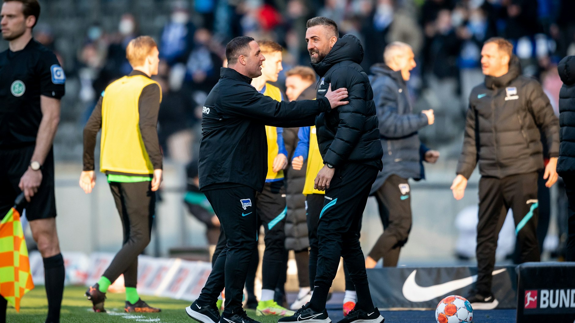 Feierten zusammen Herthas ersten Sieg der Rückrunde: Co-Trainer Mark Fotheringham und Stürmer-Trainer Vedad Ibisevic.