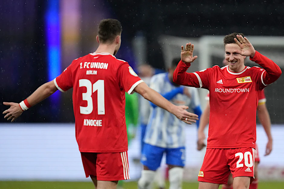 Hat wieder Freude am Fußball und ist bereits heiß auf das Derby gegen Hertha BSC: Unions Verteidiger Bastian&nbsp;Oczipka (r.).